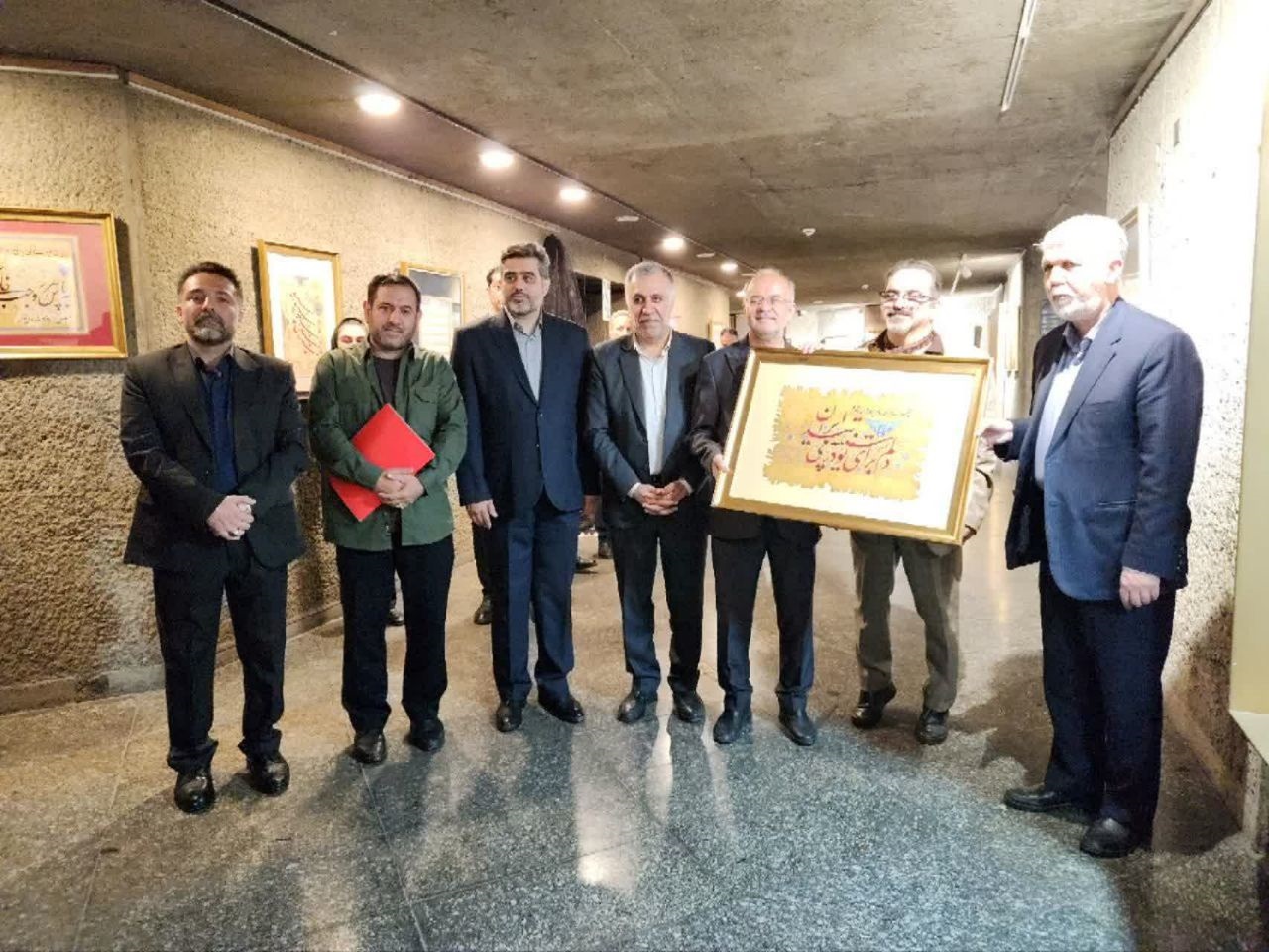 اهتزاز پرچم مقدس ایران در جزیره هرمز با حضور وزیر فرهنگ/ صالحی: خلیج فارس نماد حقانیت و مظلومیت ایران در دنیاست اهتزاز پرچم مقدس ایران در جزیره هرمز با حضور وزیر فرهنگ/ صالحی: خلیج فارس نماد حقانیت و مظلومیت ایران در دنیاست