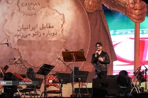 رونمایی از مجسمه &laquo;زانو زنندگان برابر ایران&raquo; در میدان انقلاب اسلامی