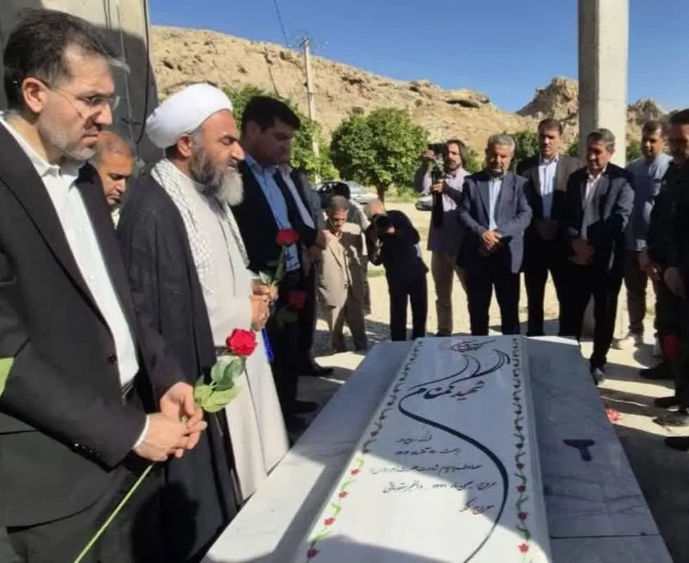 سنگ گذاری روی مزار شهید گمنام