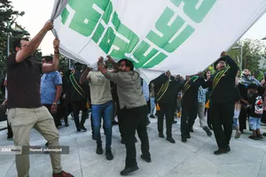 اهتزاز بزرگترین پرچم علوی بر فراز تهران