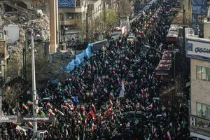 بیعت مردم با آیت&zwnj;الله سید مجتبی خامنه&zwnj;ای سومین رهبر جمهوری اسلامی ایران