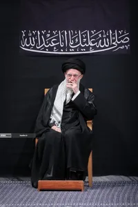 مراسم عزادارای شب عاشورای حسینی(ع) در حسینیه امام خمینی(ره) با حضور رهبر معظم انقلاب