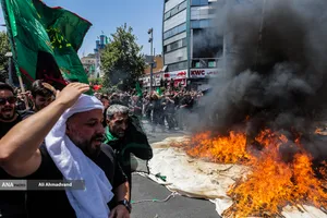 آیین خیمه سوزان عاشورا در چهارراه گلوبندک تهران
