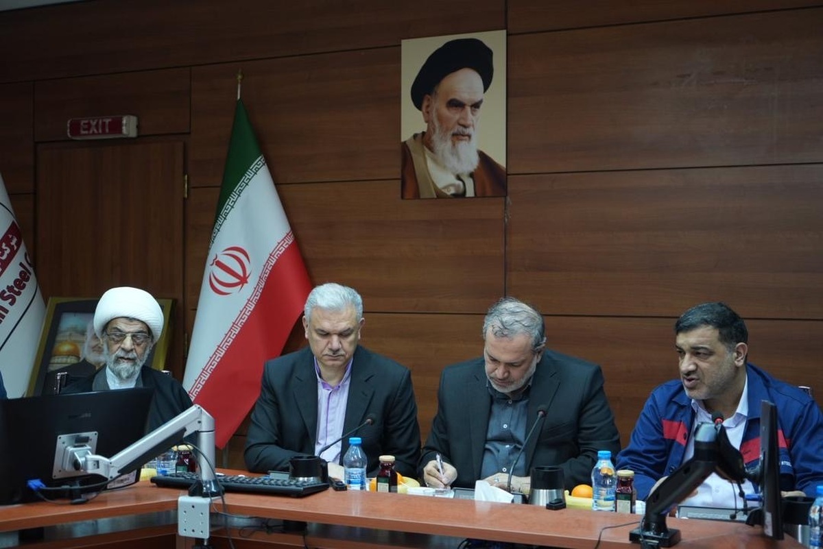 بازدید مسئولان دانشگاه آزاد از فولاد اکسین