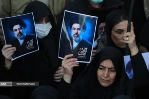 بیعت مردم با آیت&zwnj;الله سید مجتبی خامنه&zwnj;ای سومین رهبر جمهوری اسلامی ایران