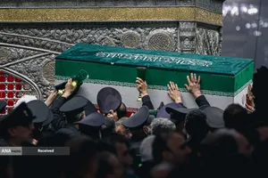 مراسم طواف پیکر رهبر شهید انقلاب بر گرد ضریح مطهر امام رضا(ع)