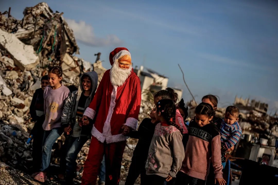 برخی هنرمندان در غزه لباس بابا نوئل میپوشند تا شادی را به دل کودکان فلسطینی بیاورند برخی هنرمندان در غزه لباس بابا نوئل میپوشند تا شادی را به دل کودکان فلسطینی بیاورند