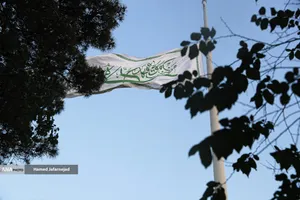 اهتزاز بزرگترین پرچم علوی بر فراز تهران