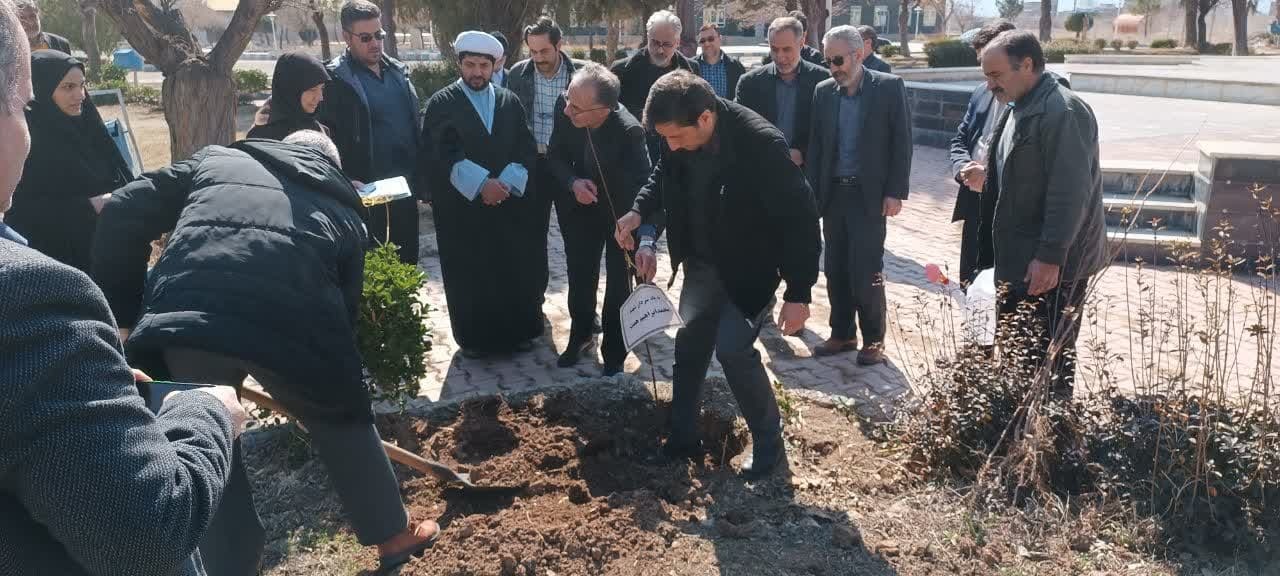 روز درختکاری در واحد ابهر
