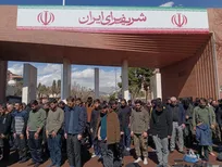 تعدادی از دانشجویان دانشگاه شریف مقابل سردر دانشگاه نماز جماعت خواندند