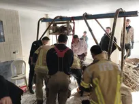 نجات ۲ کارگر گرفتار در چاه ۲۵ متری ساختمان مسکونی در بلوار آفریقا+فیلم