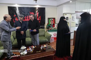 دیدار طهورا نوروزی مدیرعامل بنیاد عفاف و حجاب و حسن فارسی جوکار مدیر گروه رسانه دانشگاه انقلاب اسلامی با خانواده نخبه شهید علی حیدرزاده