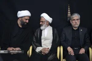 حسین سیمایی صراف وزیر علوم در مراسم گرامیداشت چهلمین روز درگذشت شهید سپهبد محمد باقری (محمد حسین افشردی) و همسر وی ( اشرف افشردی) و دختر این فرمانده عزیز (فرشته افشردی)