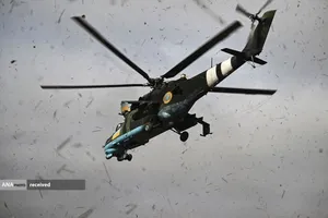 پرواز بالگرد جنگی بر فراز مناطق جنگی اوکراین و روسیه