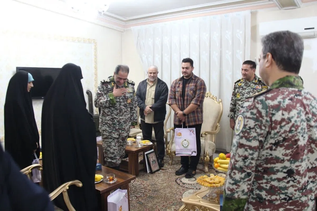 دیدار فرمانده قرارگاه پدافند هوایی با خانواده شهدای جنگ ۱۲ روزه