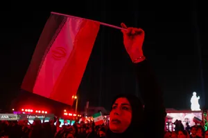 رونمایی از مجسمه &laquo;زانو زنندگان برابر ایران&raquo; در میدان انقلاب اسلامی