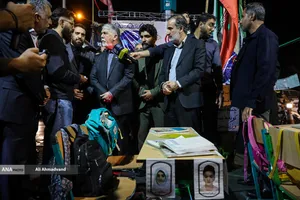 پرچم&zwnj;داری وزیر ارشاد در چهاراه ولیعصر(عج)