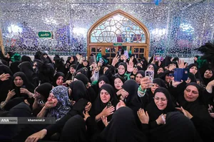 حضور مردم عزادار برای زیارت مزار مطهر رهبر شهید انقلاب در رواق دارالذکر
