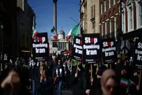 تظاهرات هزاران نفر از مردم انگلیس در حمایت از ایران/ برافراشتن پرچم جمهوری اسلامی در لندن