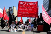 زائران در انتظار پیکر مطهر آقای شهید ایران و خانواده ایشان _مشهد‌