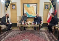 استقبال مومنی از وزیر کشور پاکستان هنگام ورود به تهران