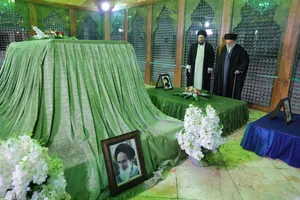 حضور رهبر انقلاب در حرم حضرت امام خمینی(ره)
