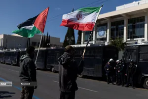 بحران جهانی - معترضان ضد جنگ پس از حملات هوایی به ایران، در آتن به سمت سفارتخانه&zwnj;های آمریکا و اسرائیل راهپیمایی کردند