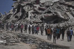 مردم گرسنه غزه برای رسیدن به کمک&zwnj;های غذایی، کیلومترها پیاده&zwnj;روی می&zwnj;کنند