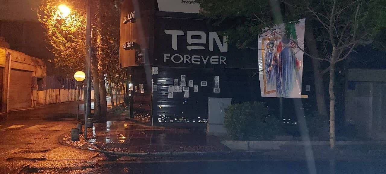 کنایه صریح مردم به مربی سابق تیم ملی/ نصب تصاویر کودکانِ شهید مدرسه میناب روی مغازه علی دایی+عکس