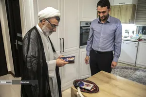 دیدار حجت الاسلام و المسلمین عبدالحسین خسروپناه دبیر شورای عالی انقلاب فرهنگی با خانواده شهید دکتر محمد مهدی طهرانچی