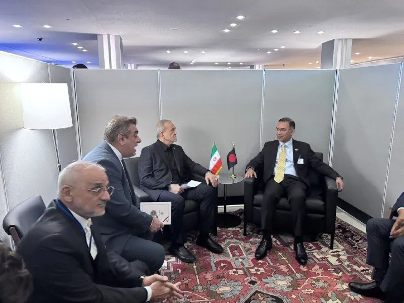 پزشکیان با نخست‌وزیر بنگلادش