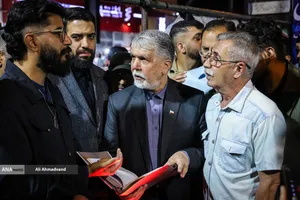 پرچم&zwnj;داری وزیر ارشاد در چهاراه ولیعصر(عج)
