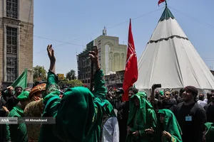 آیین خیمه سوزان عاشورا در چهارراه گلوبندک تهران
