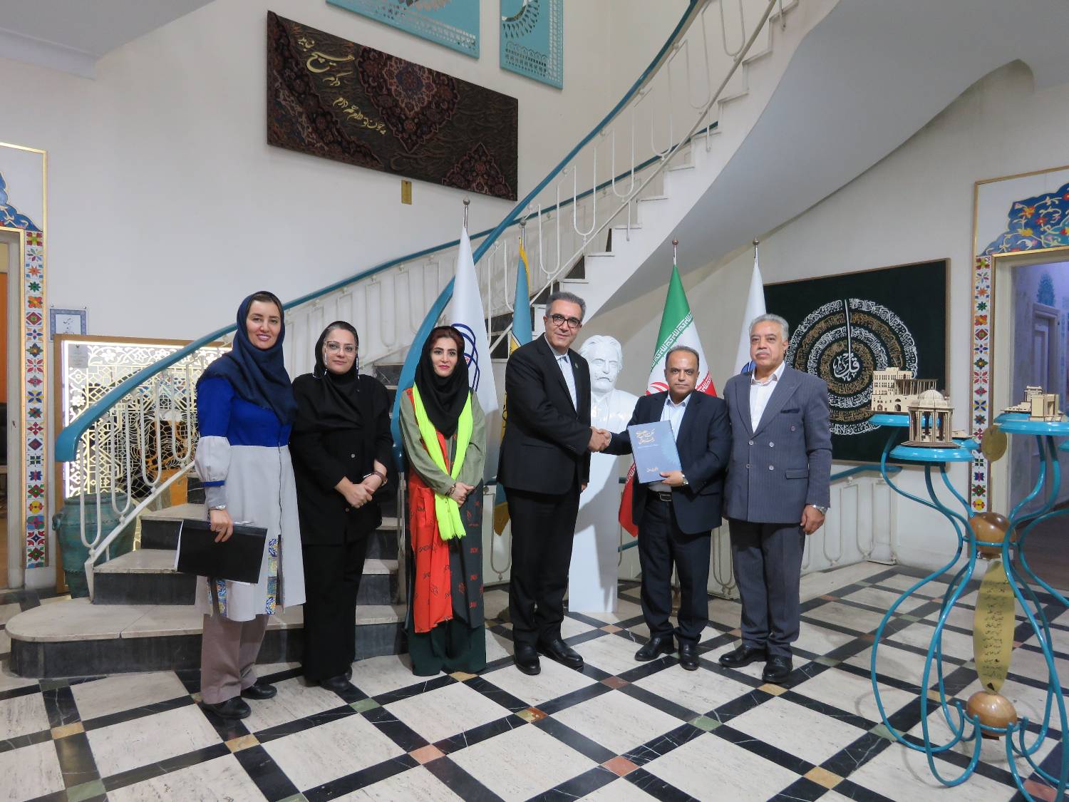 بازدید رئیس اتحادیه طلا و جواهر تهران از دانشگاه استاد فرشچیان با هدف توسعه همکاریهای آموزشی و مهارتی بازدید رئیس اتحادیه طلا و جواهر تهران از دانشگاه استاد فرشچیان با هدف توسعه همکاریهای آموزشی و مهارتی