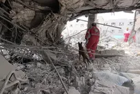 لحظه نجات یک هموطن از زیر آوار+ فیلم