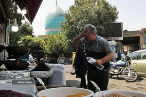 شستشوی صورت در گرمای تابستان