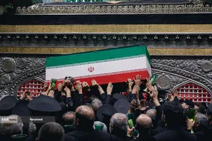 مراسم طواف پیکر رهبر شهید انقلاب بر گرد ضریح مطهر امام رضا(ع)