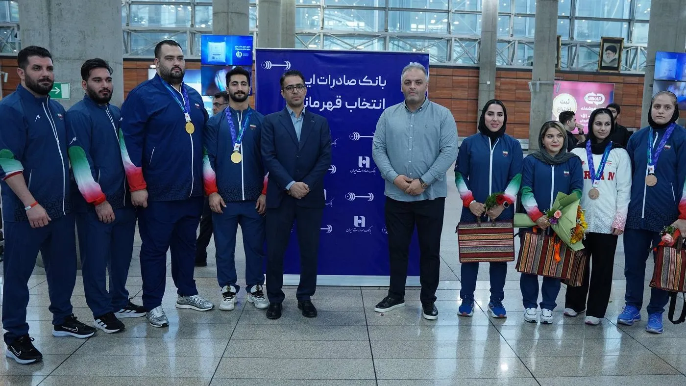 استقبال گرم بانک صادرات ایران از قهرمانان وزنه‌برداری