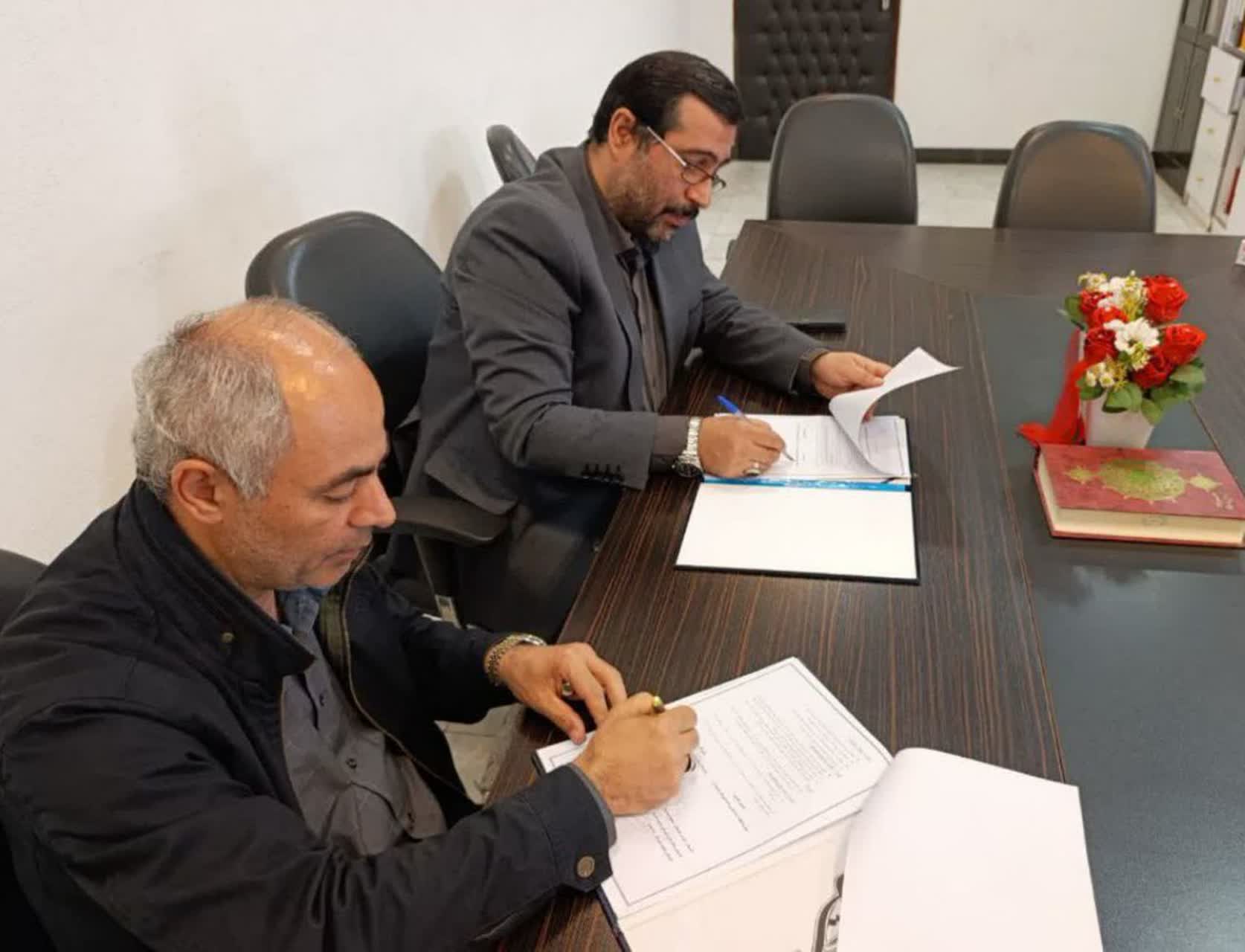 امضای تفاهم‌نامه و کاشت ۴۰ اصله نهال با عنوان «درخت انقلاب» در دانشگاه آزاد اسلامی انزلی 