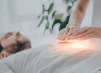 «ریکی»؛ دستانی که بیشتر جیب‌ها را خالی می‌کنند تا دردها را درمان!