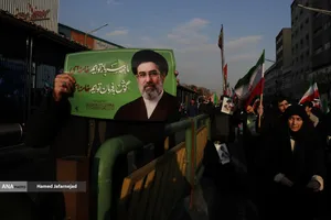 بیعت مردم با آیت&zwnj;الله سید مجتبی خامنه&zwnj;ای سومین رهبر جمهوری اسلامی ایران