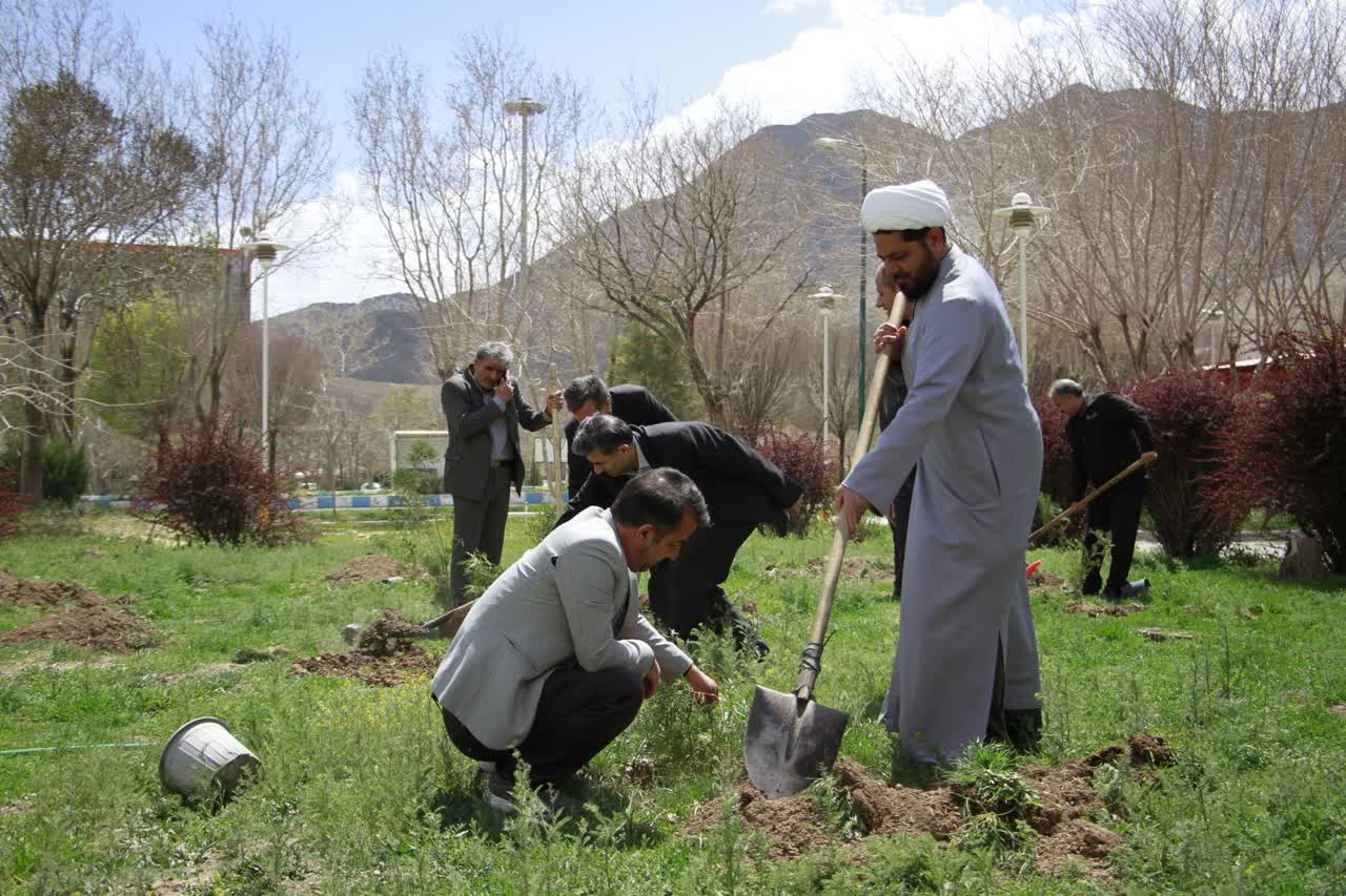 کاشت نهال امید در دانشگاه آزاد اسلامی اراک به یاد شهدا