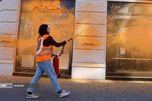 پاشیدن رنگ روی دیوار فروشگاه پرادا در برلین در اعتراض به  سرعت بالا در بزرگراه&zwnj;ها توسط عضو گروه حامی محیط زیست در آلمان