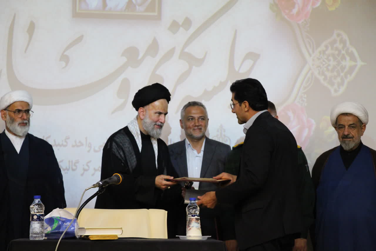 قطار دانشگاه آزاد گنبدکاووس بر ریل سند تحول و تعالی/دانشگاه آزاد محور تحول علمی و فرهنگی منطقه است قطار دانشگاه آزاد گنبدکاووس بر ریل سند تحول و تعالی/دانشگاه آزاد محور تحول علمی و فرهنگی منطقه است