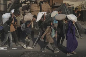 مردم گرسنه غزه برای رسیدن به کمک&zwnj;های غذایی، کیلومترها پیاده&zwnj;روی می&zwnj;کنند