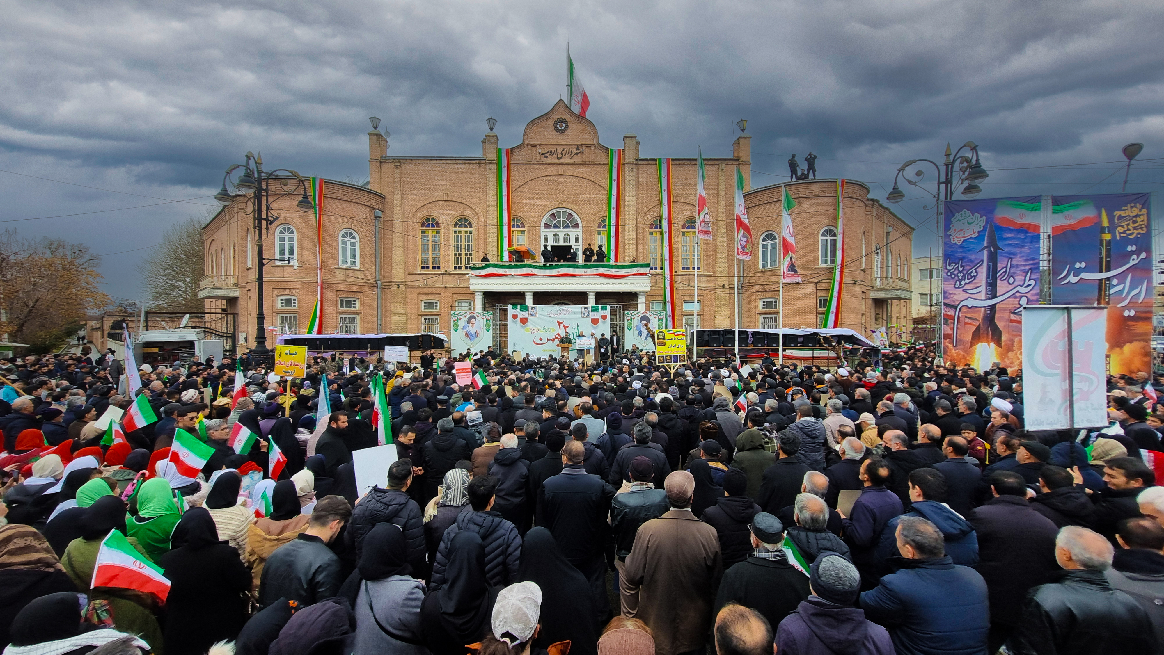 حضور حماسی دانشگاهیان آزاد ارومیه در راهپیمایی 22 بهمن؛ تجلی وفاداری به انقلاب و رهبری