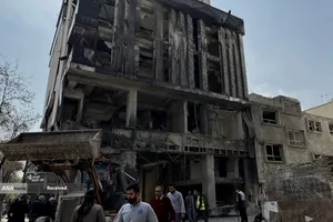 در پی تجاوز جنایتکاران آمریکایی-صهیونی به مناطق مسکونی اصفهان، گروه های جهادی از لحظات ابتدایی وقوع این جنایت، در کنار امدادگران مشغول خدمت رسانی، آواربرداری و بازسازی منازل آسیب دیده مردم هستند.