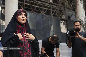 توضیحات سحر امامی مجری تلویزیون در خصوص حمله رژیم صهیونیستی به ساختمان شیشه ای صدا و سیما در بازدید خبرنگاران خارجی از آثار به&zwnj;جامانده از حمله موشکی رژیم صهیونیستی به ساختمان شیشه ای صدا و سیما که در تاریخ ۲۴ تیرماه صورت گرفت