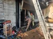 مهار آتش‌سوزی مغازه لوازم یدکی موتورسیکلت در میدان قیام+ فیلم