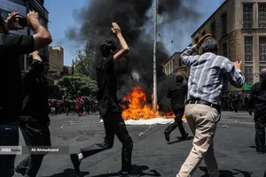 آیین خیمه سوزان عاشورا در چهارراه گلوبندک تهران
